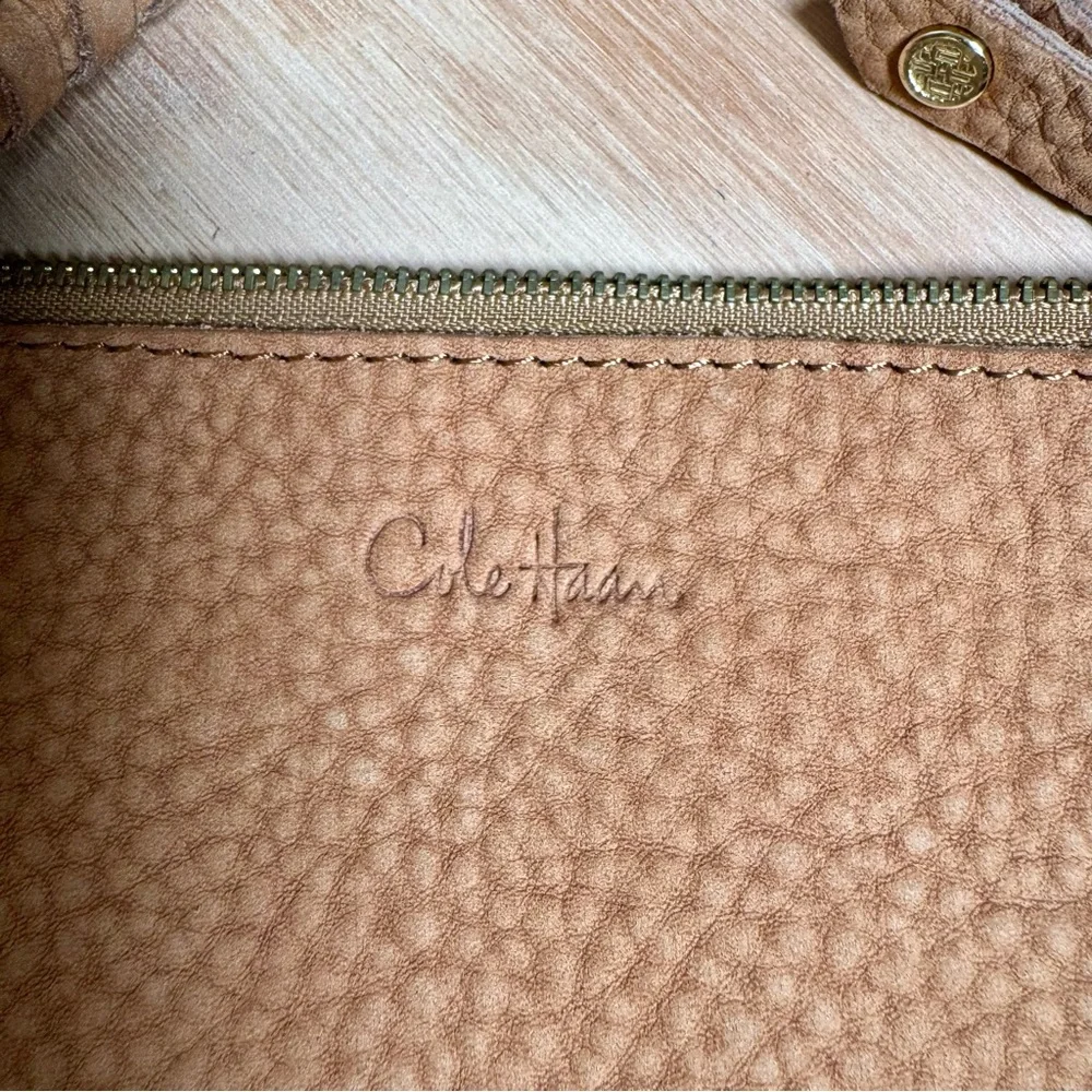 Cᴏʟᴇ Hᴀᴀɴ Rᴀʟᴇɪɢʜ Wʜɪᴘsᴛɪᴛᴄʜᴇᴅ Hᴏʙᴏ Bᴀɢ ɪɴ Cᴏɢɴᴀᴄ - Picture 11 of 16